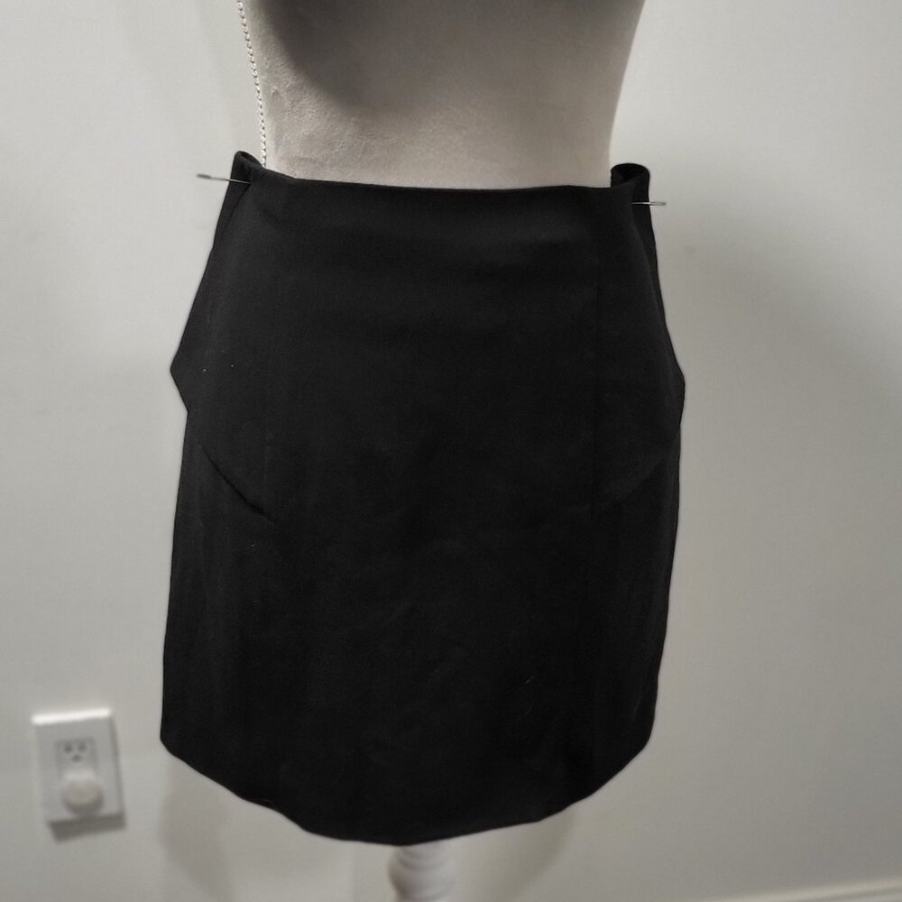 Jaye.e, size Medium Black Mini Skirt with Back Zipper (Gold)